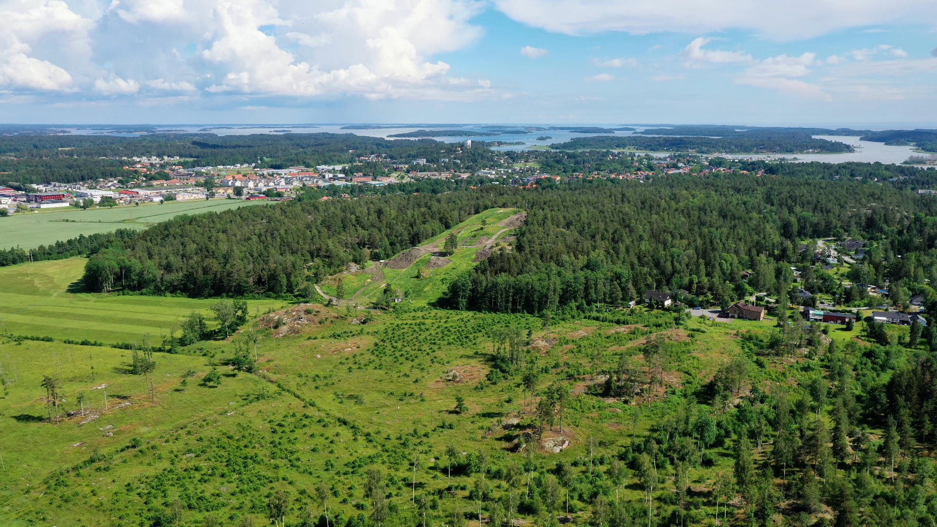 Flyfoto över området med ställplatsen i nederkant i mitten